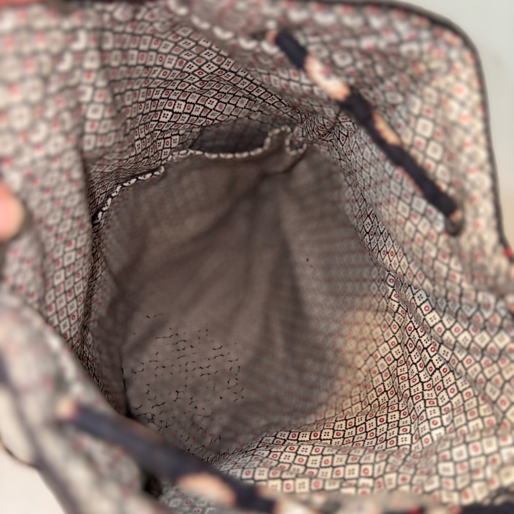 Vera Bradley retired drawstring backpack in the "Classic Black" paisley pattern - Picture 8 of 15